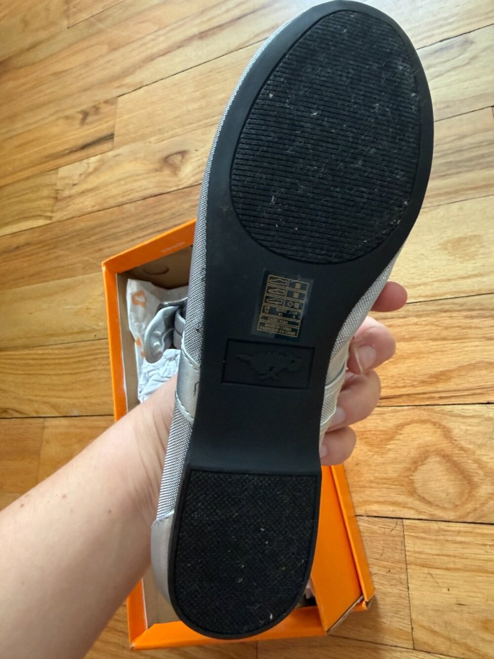 chic, comfortable silver flats - Picture 2 of 3